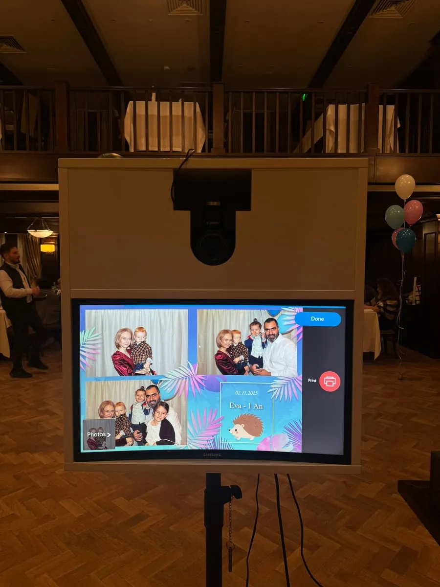 Ecranul cabinei foto afișând fotografiile făcute la eveniment