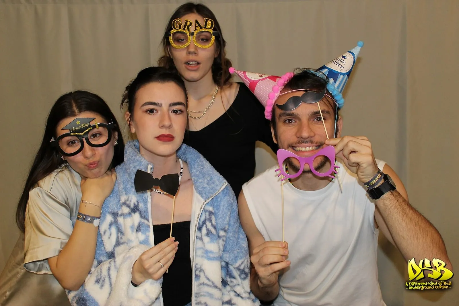 Invitați fotografiați în cabina foto la un eveniment