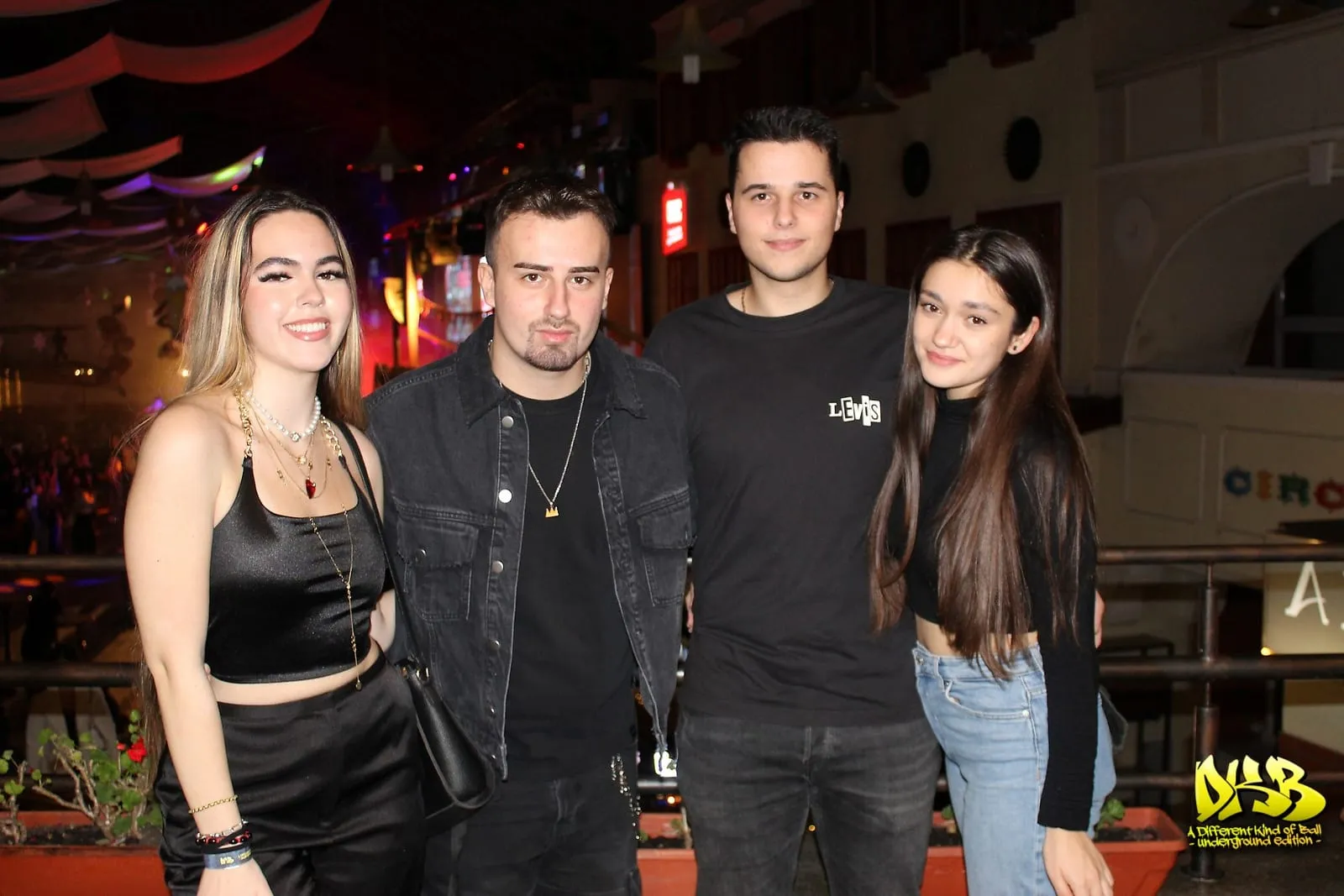 Invitați fotografiați în cabina foto la un eveniment