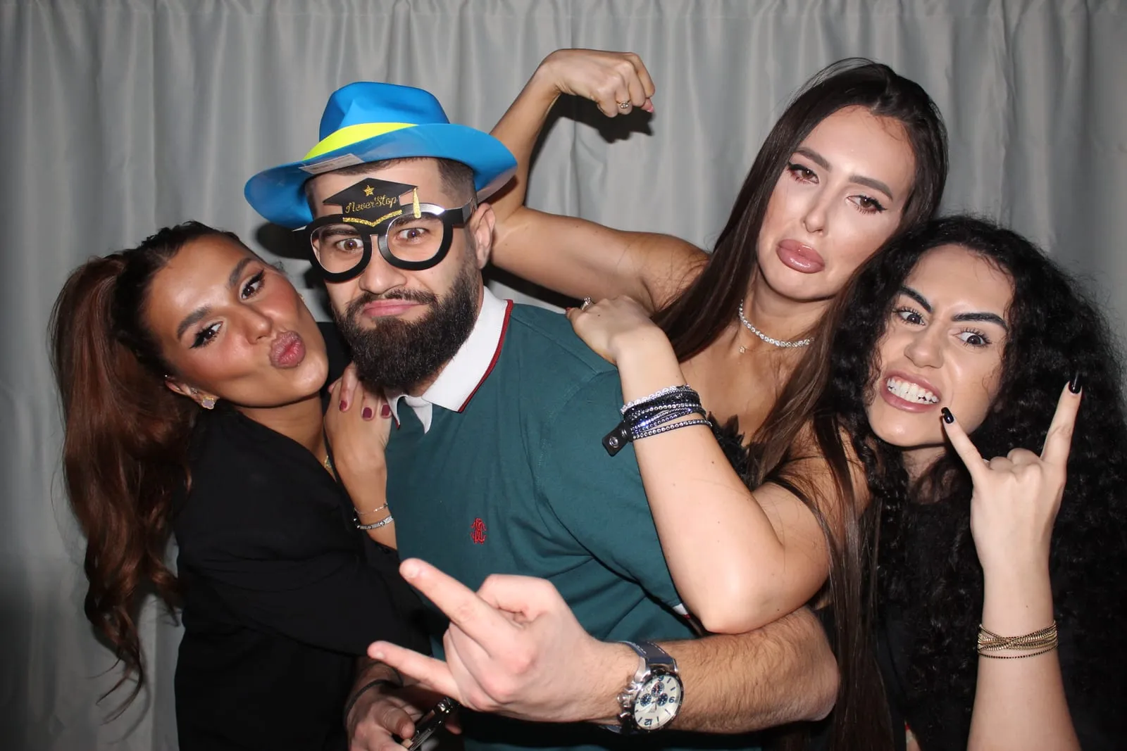 Invitați fotografiați în cabina foto la un eveniment