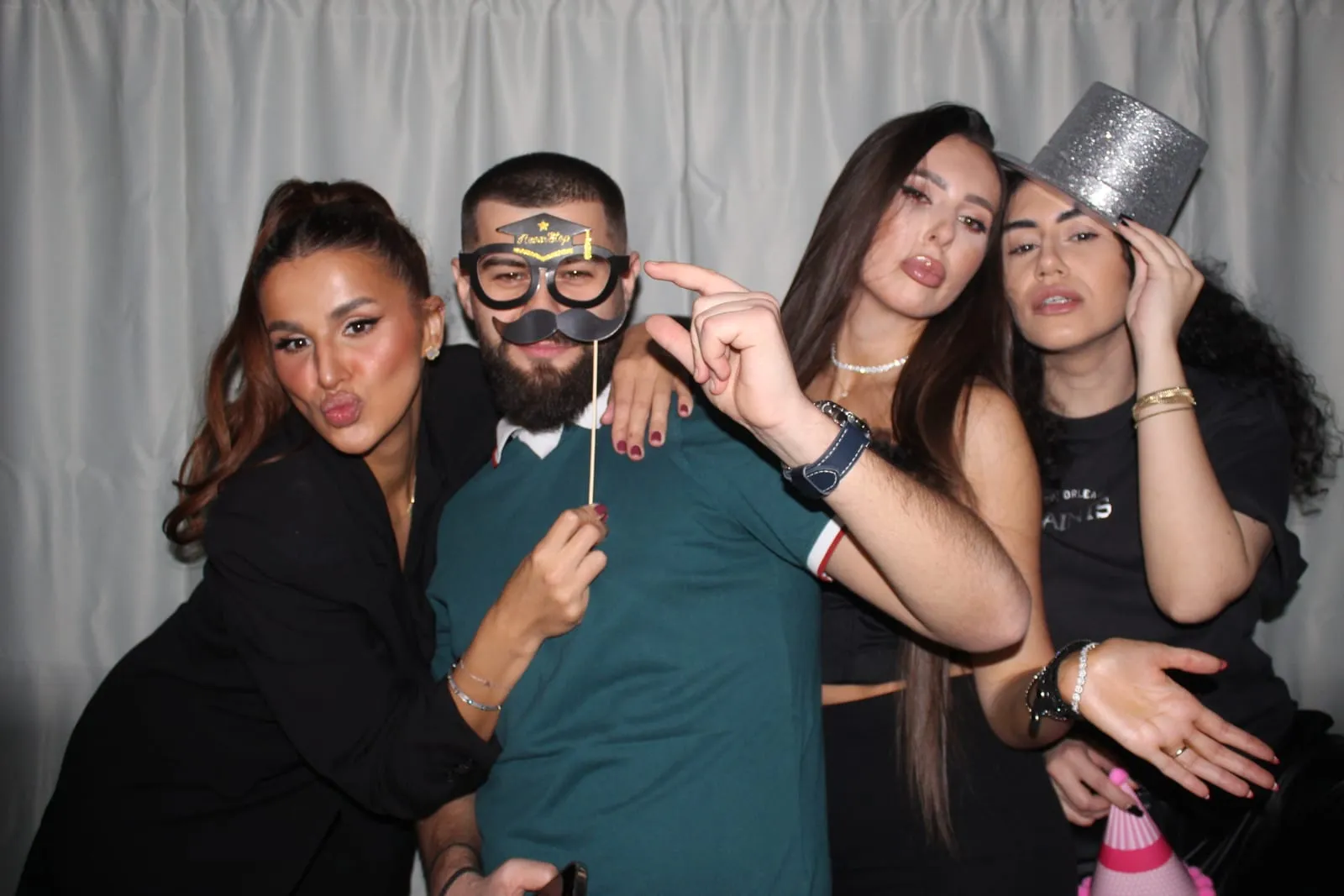 Invitați fotografiați în cabina foto la un eveniment