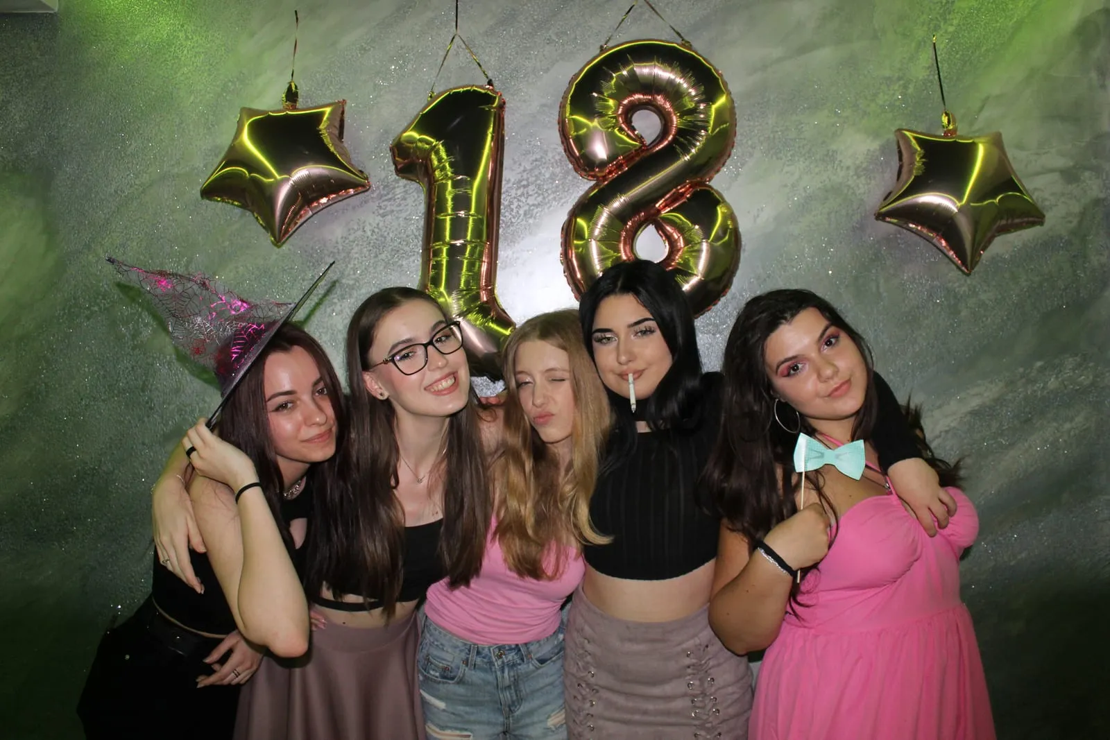 Invitați fotografiați în cabina foto la un eveniment