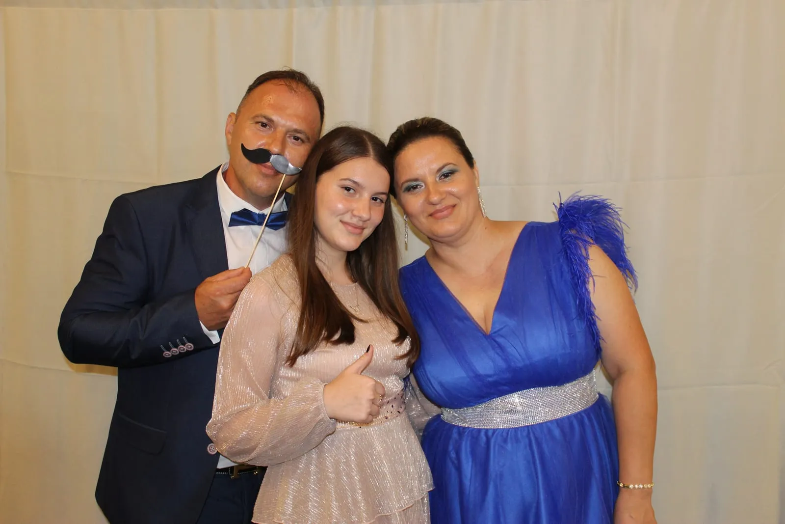 Invitați fotografiați în cabina foto la un eveniment