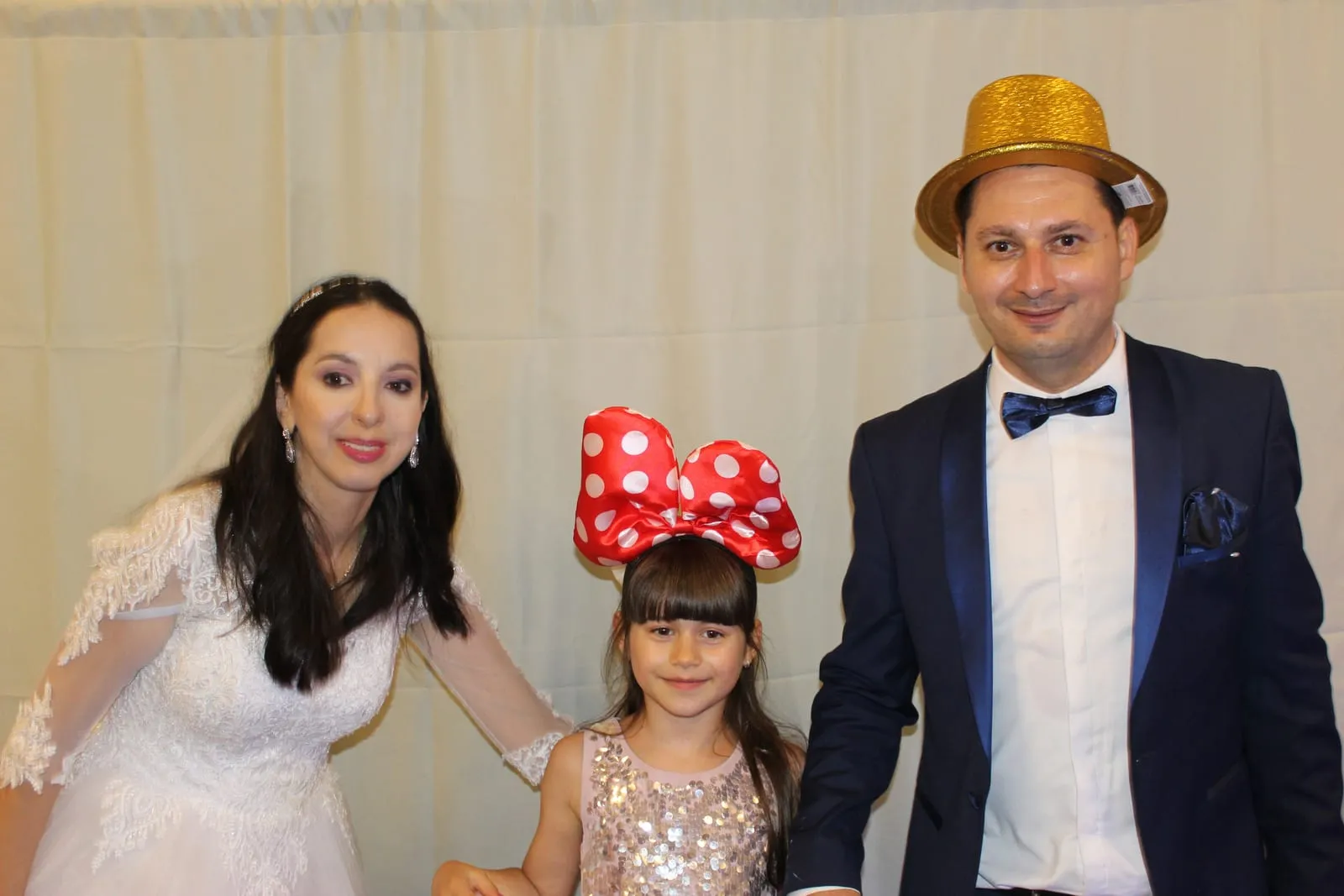 Invitați fotografiați în cabina foto la un eveniment