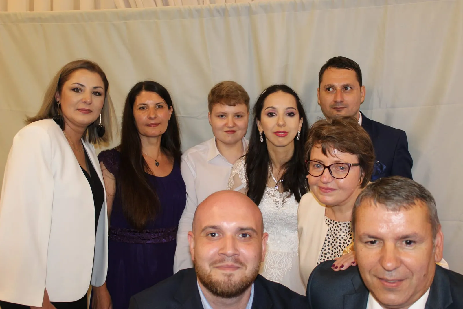 Invitați fotografiați în cabina foto la un eveniment