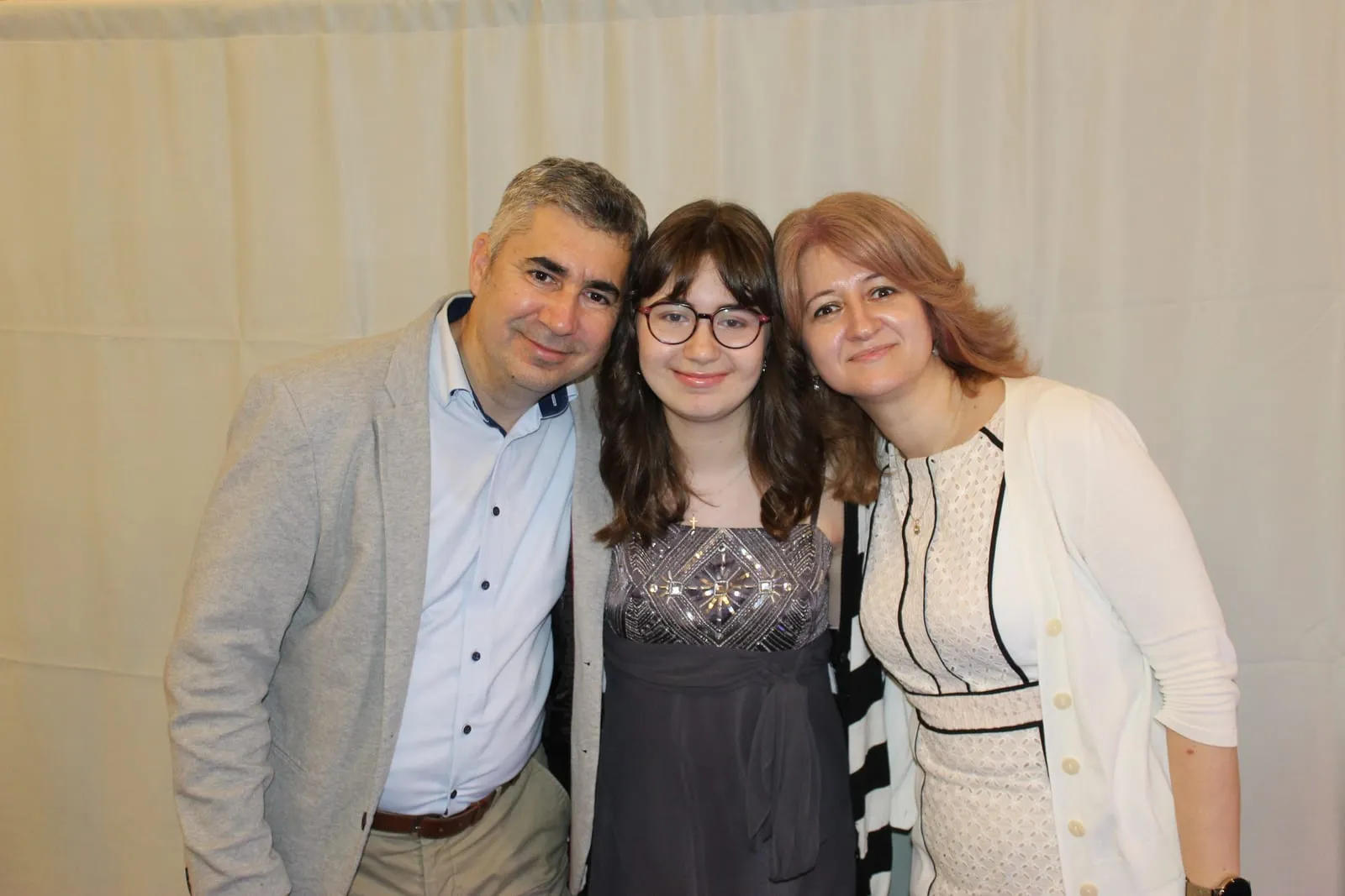 Invitați fotografiați în cabina foto la un eveniment