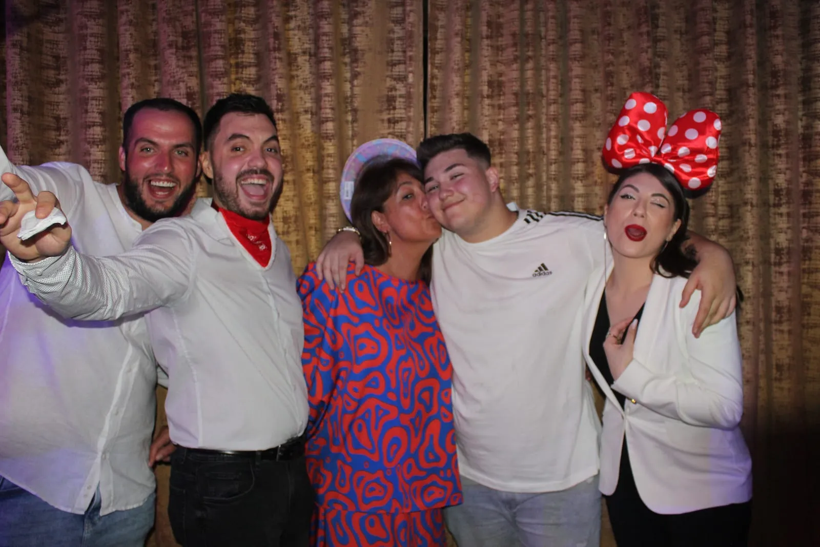 Invitați fotografiați în cabina foto la un eveniment