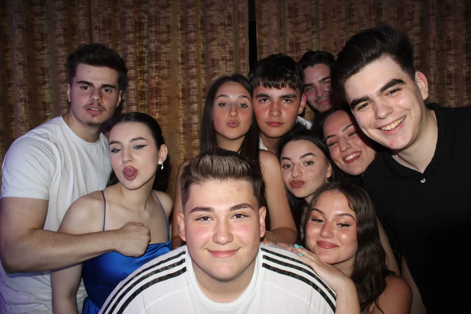 Invitați fotografiați în cabina foto la un eveniment