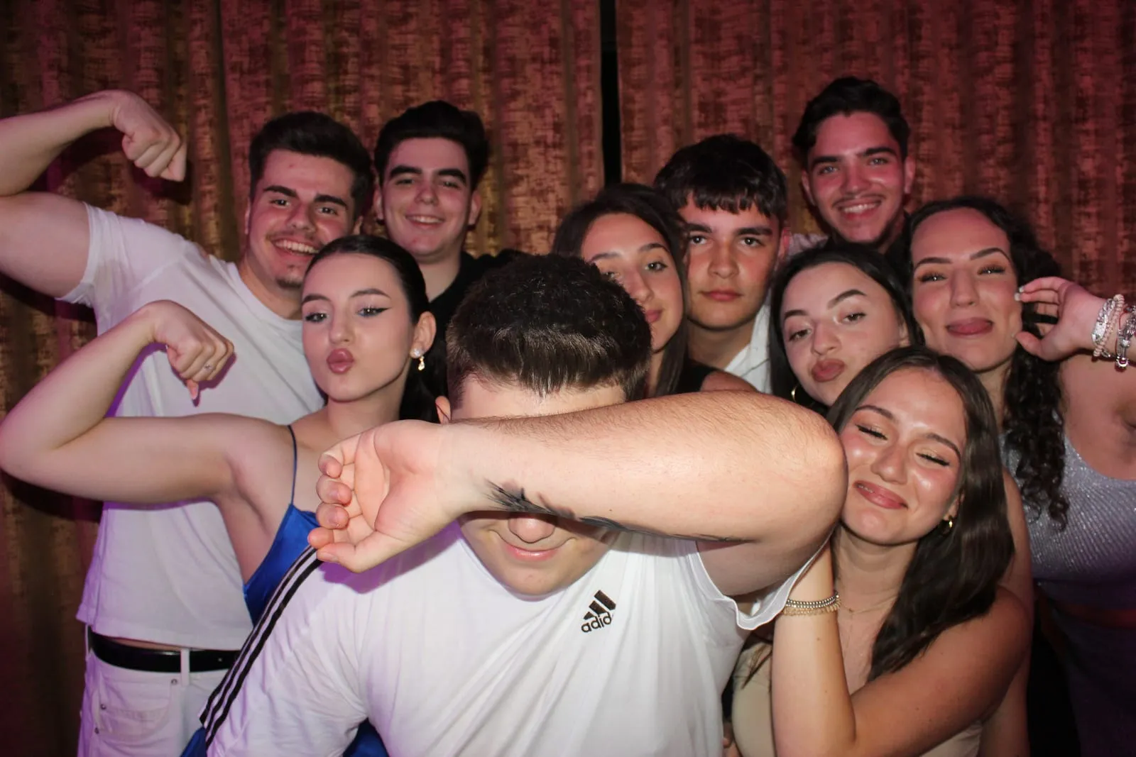 Invitați fotografiați în cabina foto la un eveniment