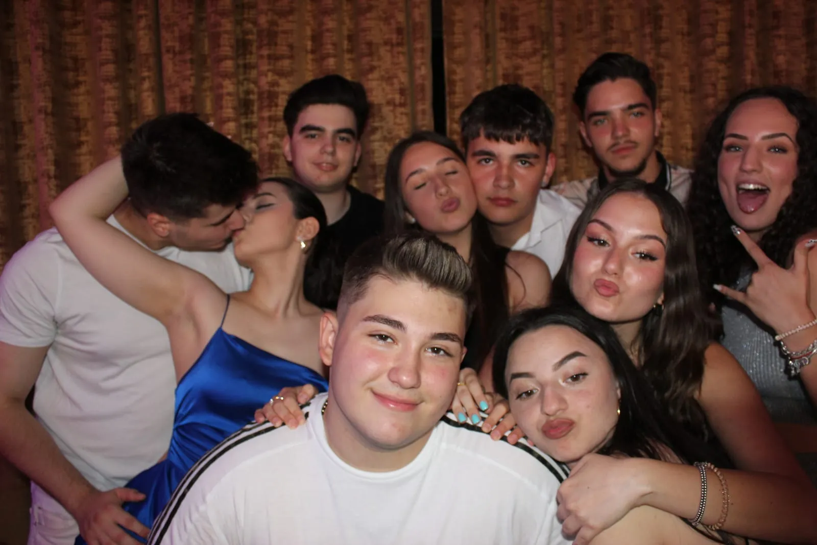Invitați fotografiați în cabina foto la un eveniment