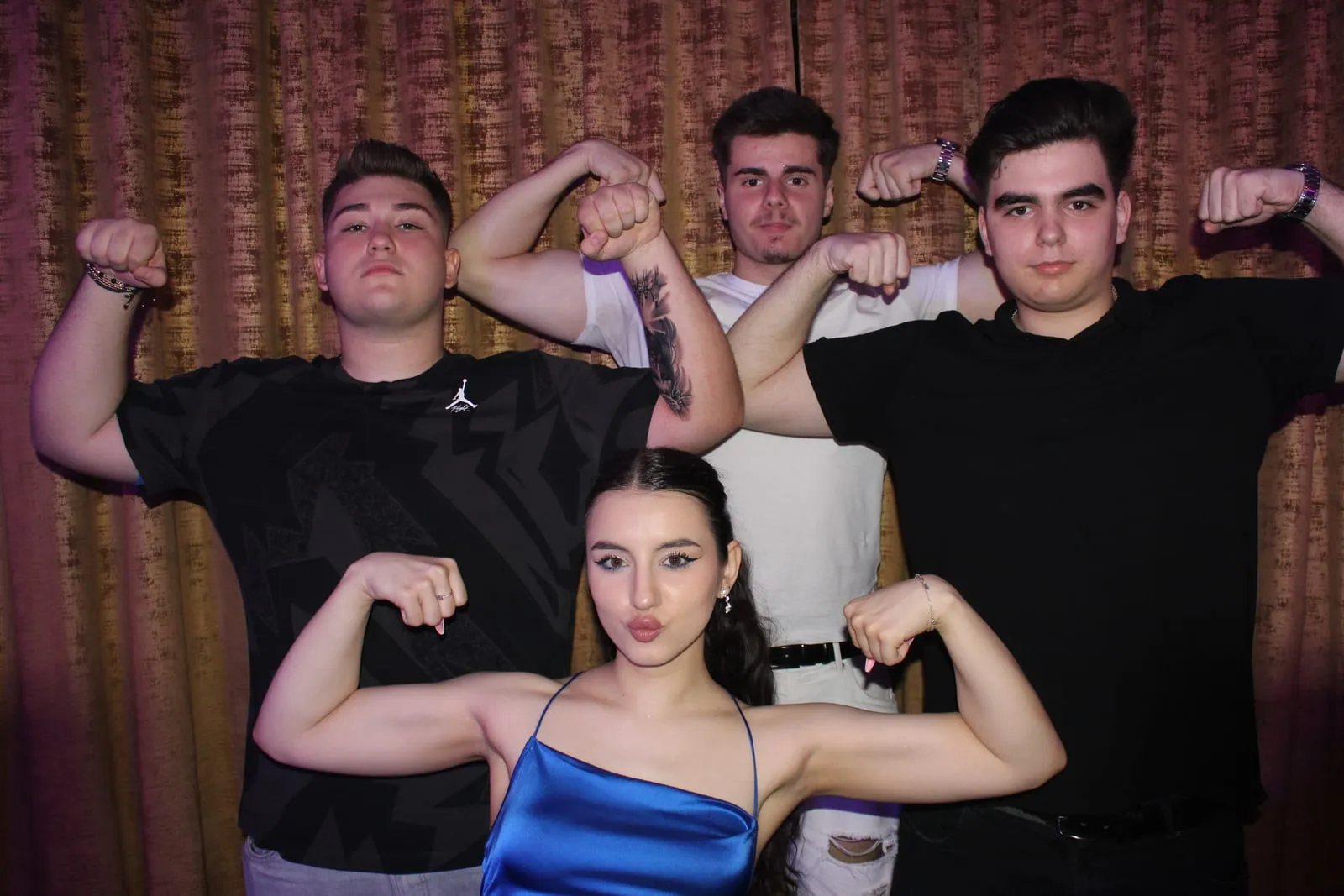 Invitați fotografiați în cabina foto la un eveniment