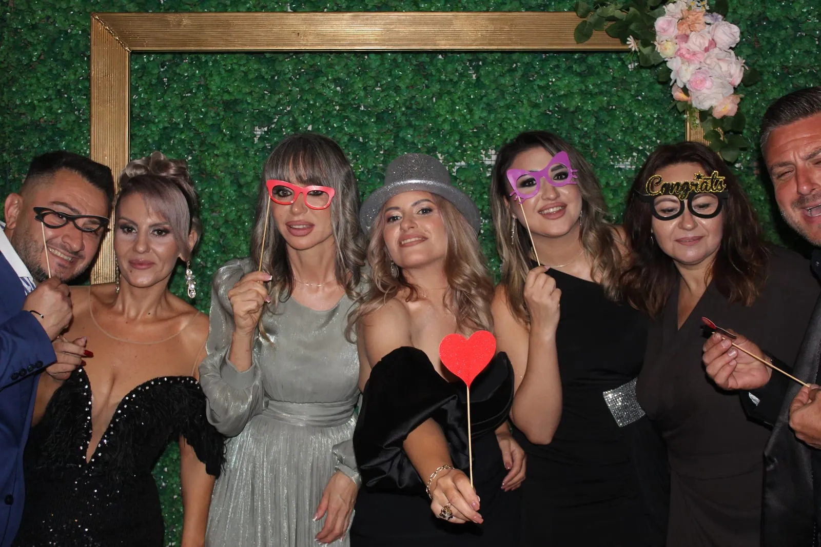 Invitați fotografiați în cabina foto la un eveniment