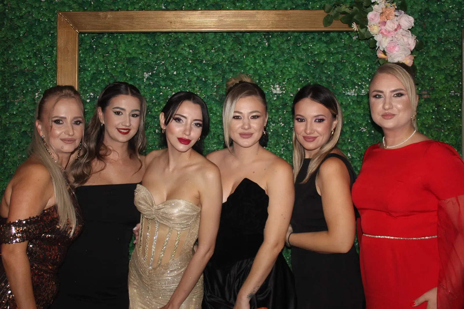 Invitați fotografiați în cabina foto la un eveniment