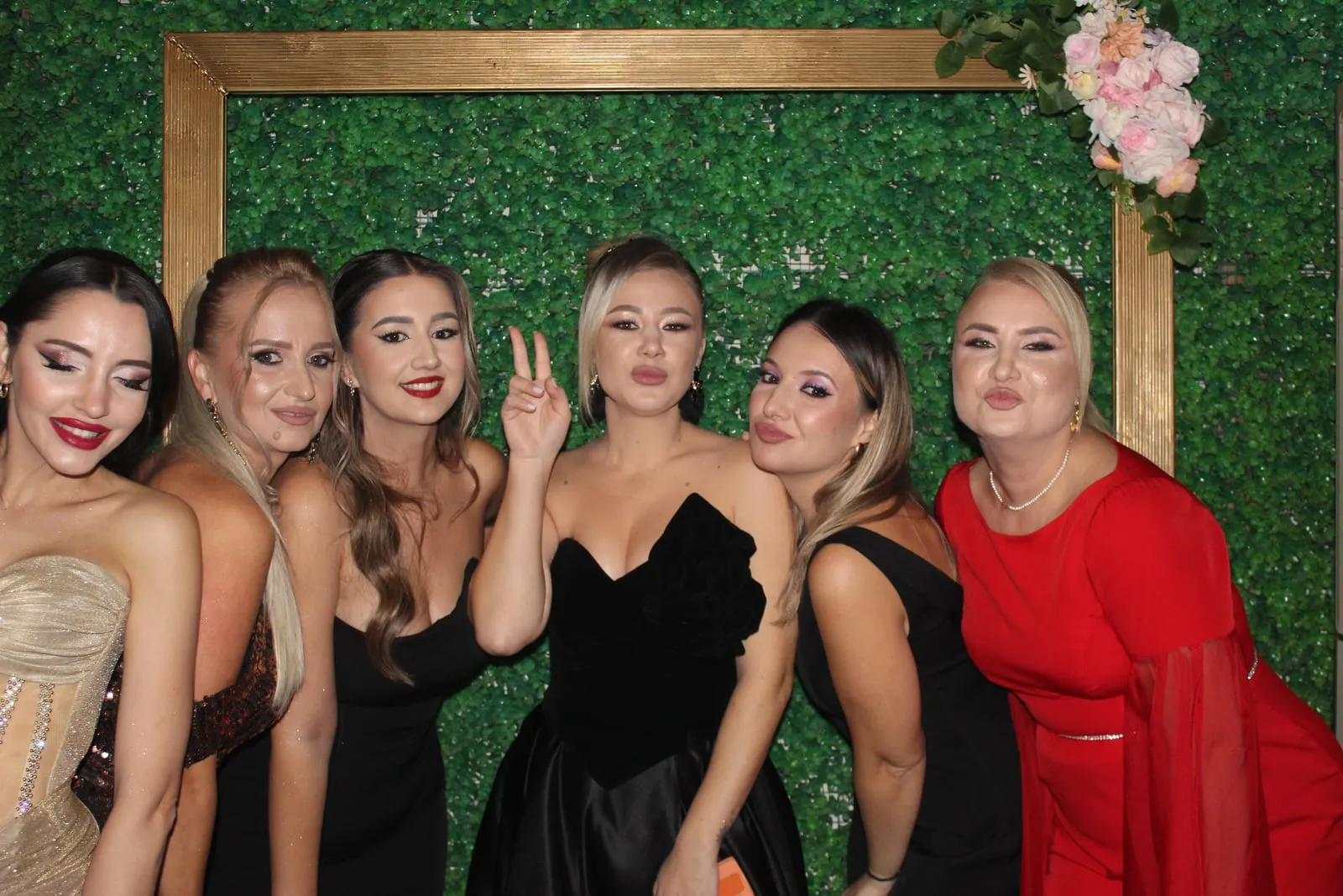 Invitați fotografiați în cabina foto la un eveniment