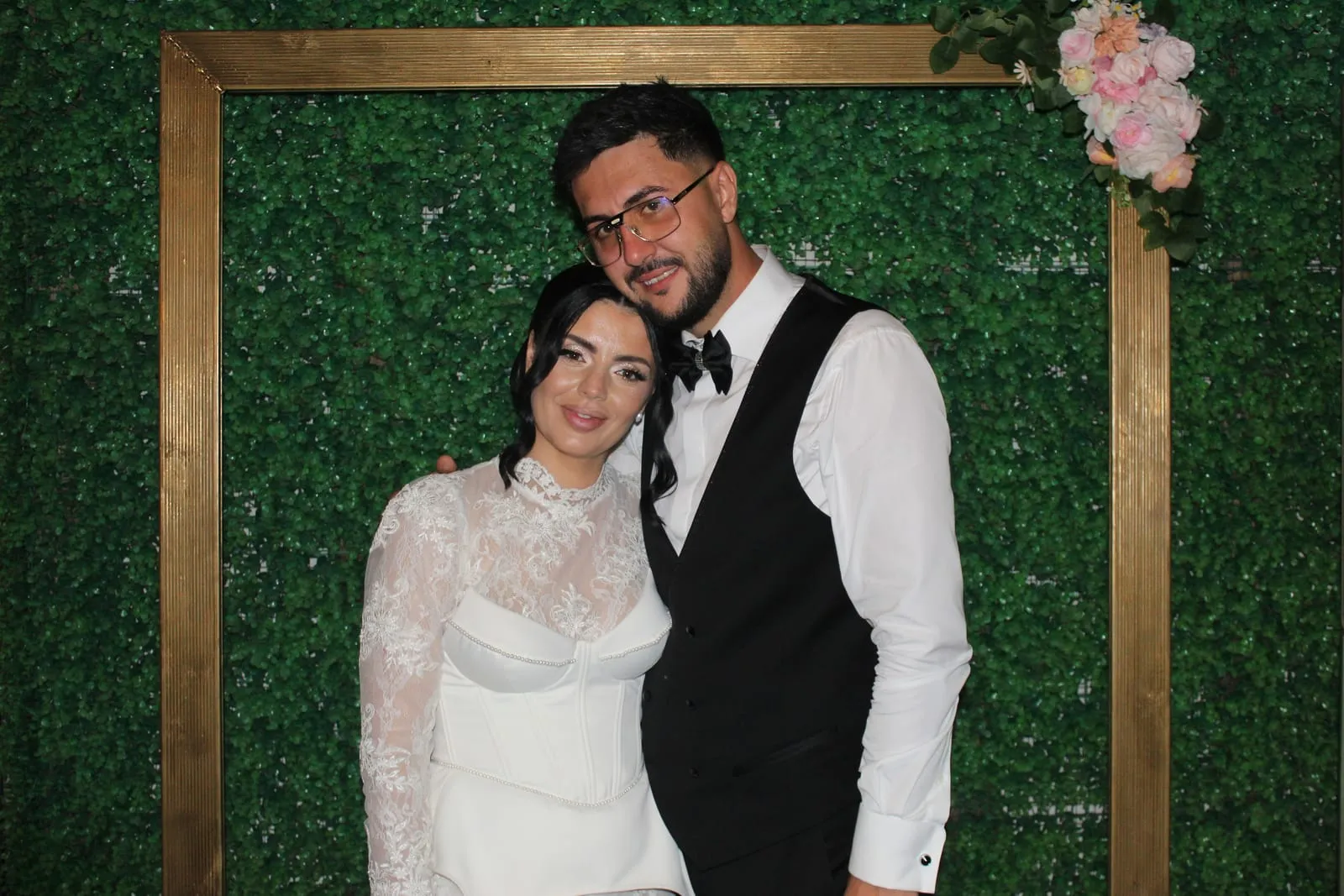 Invitați fotografiați în cabina foto la un eveniment