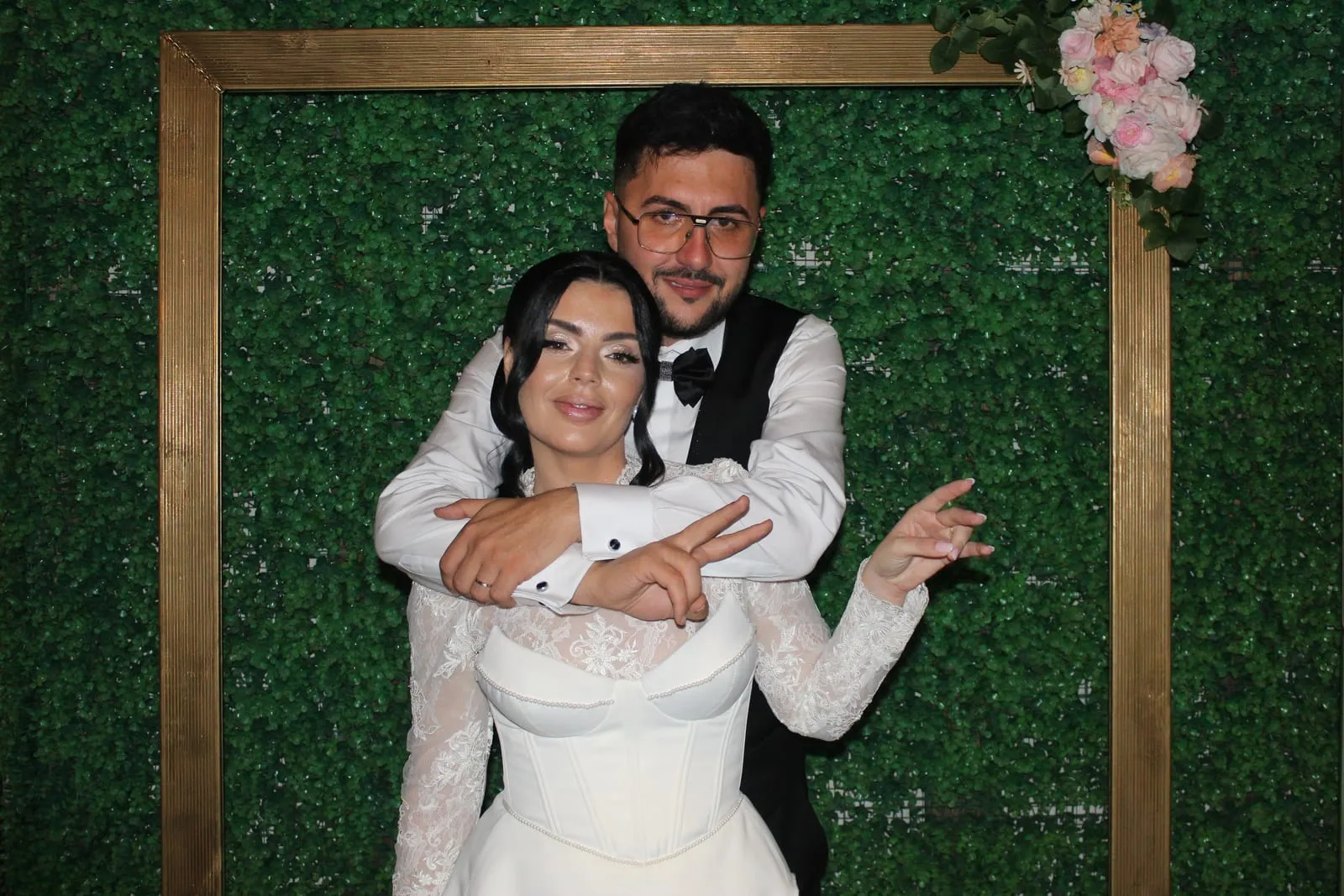 Invitați fotografiați în cabina foto la un eveniment