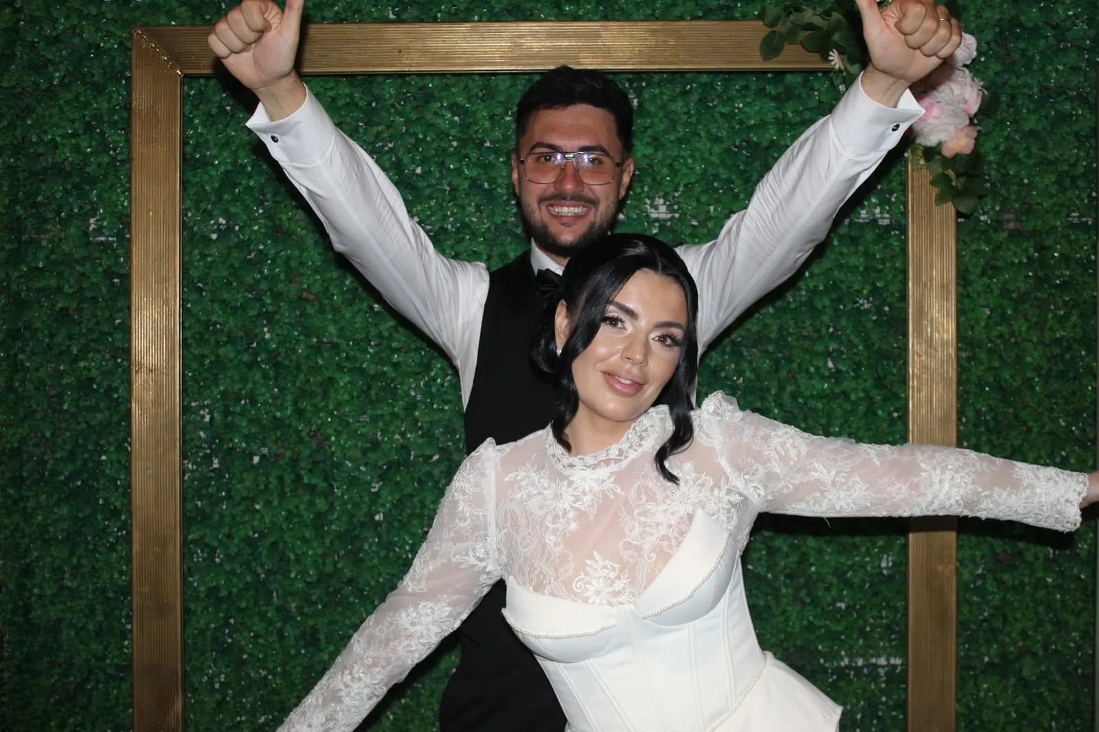 Invitați fotografiați în cabina foto la un eveniment