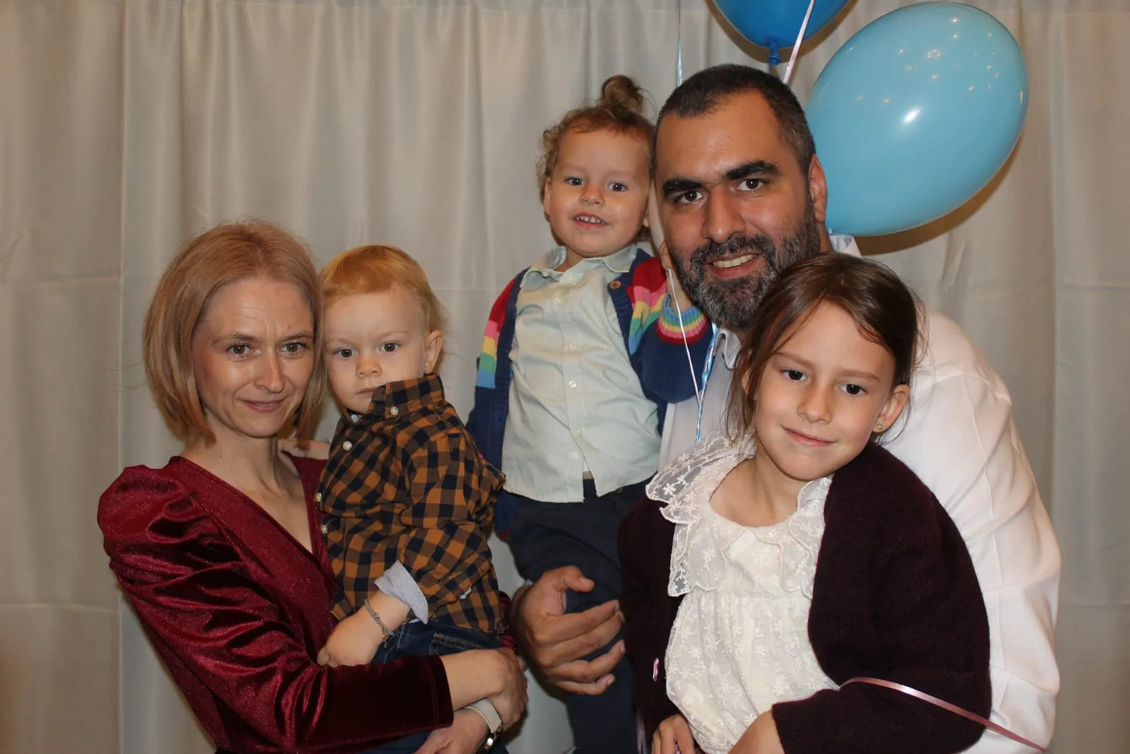 Invitați fotografiați în cabina foto la un eveniment