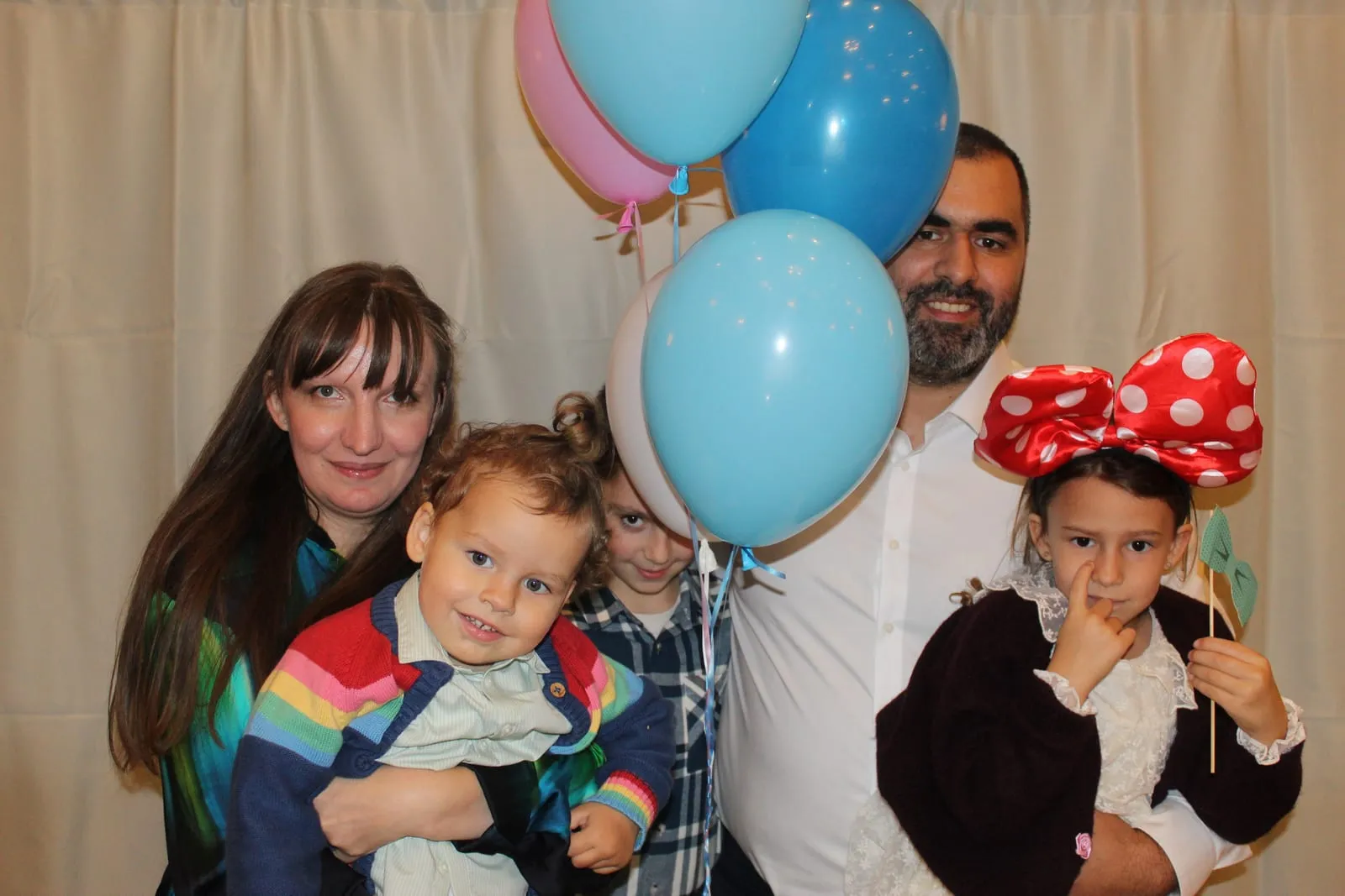 Invitați fotografiați în cabina foto la un eveniment