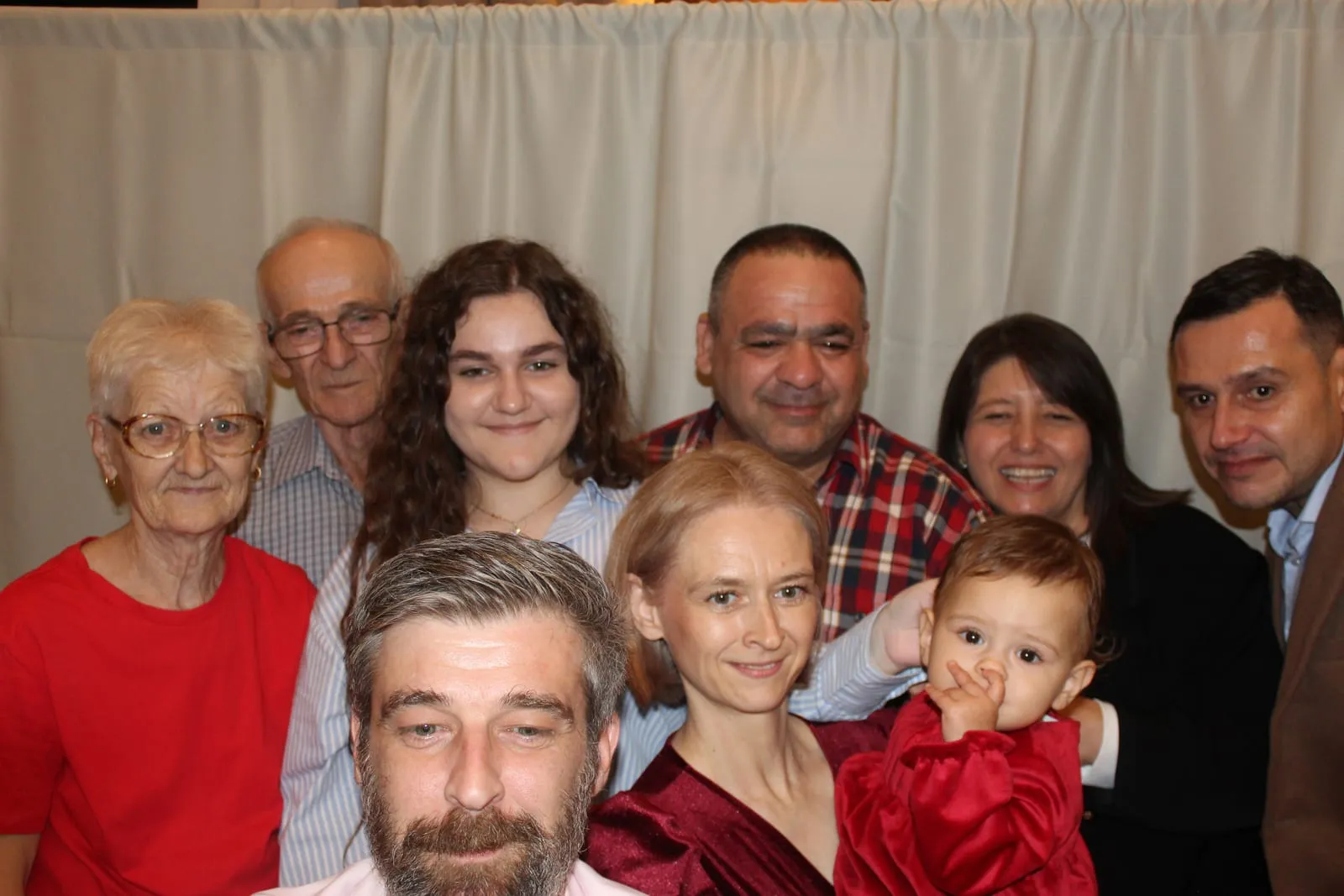 Invitați fotografiați în cabina foto la un eveniment