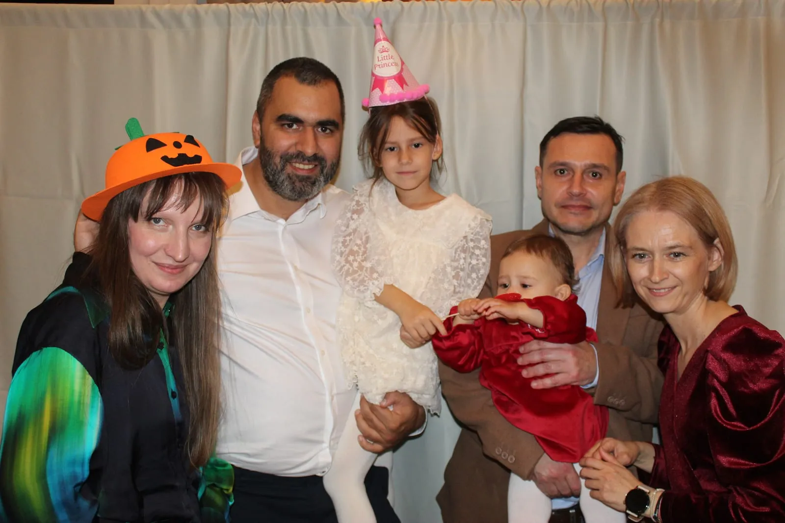 Invitați fotografiați în cabina foto la un eveniment