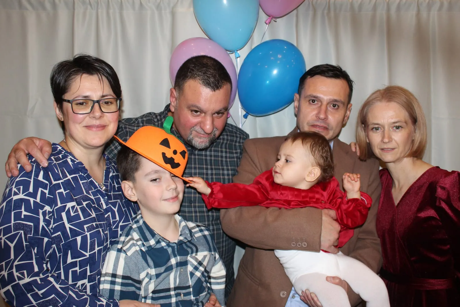 Invitați fotografiați în cabina foto la un eveniment