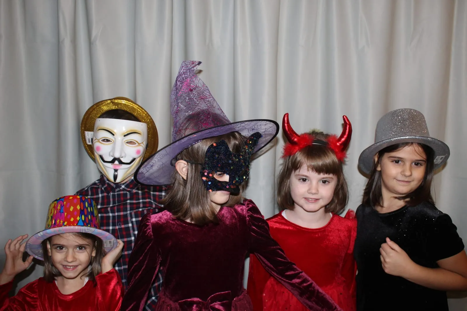 Invitați fotografiați în cabina foto la un eveniment