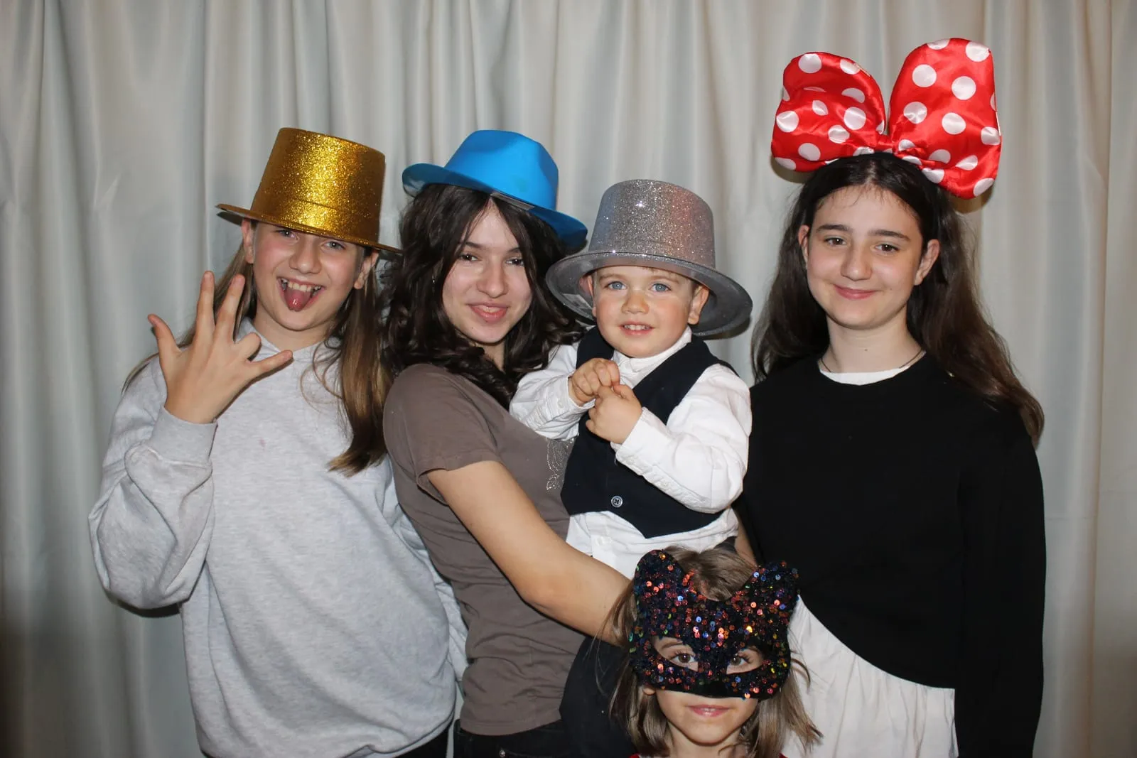 Invitați fotografiați în cabina foto la un eveniment