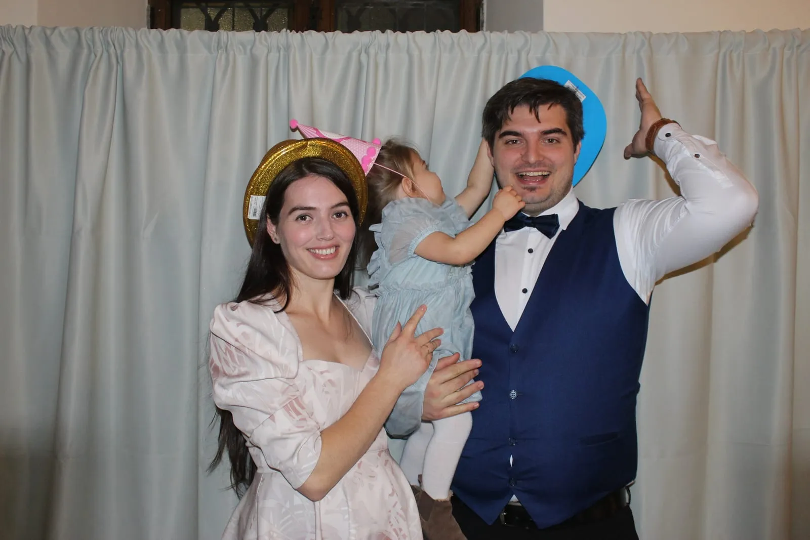 Invitați fotografiați în cabina foto la un eveniment