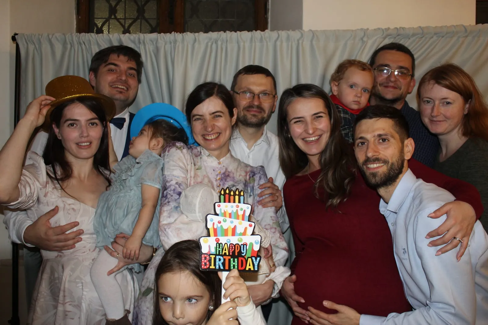 Invitați fotografiați în cabina foto la un eveniment
