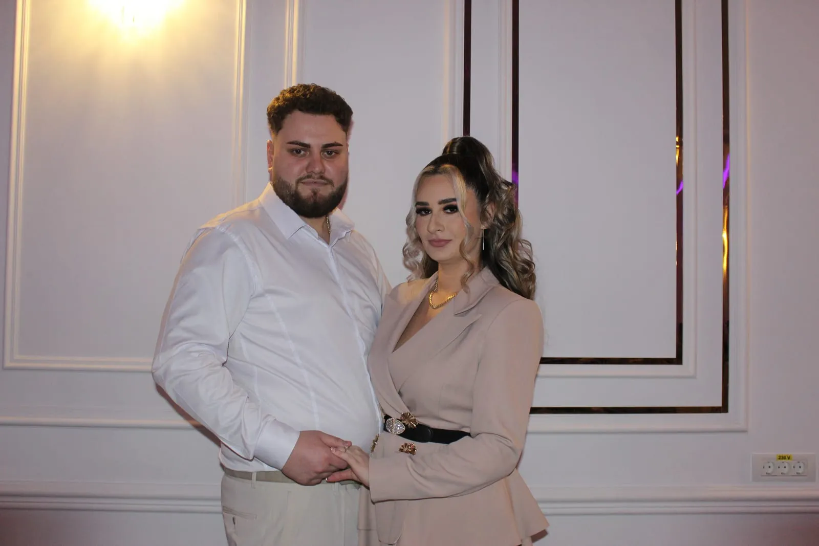 Invitați fotografiați în cabina foto la un eveniment