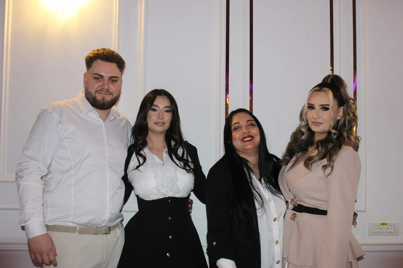 Invitați fotografiați în cabina foto la un eveniment