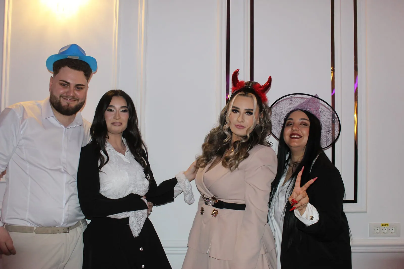 Invitați fotografiați în cabina foto la un eveniment