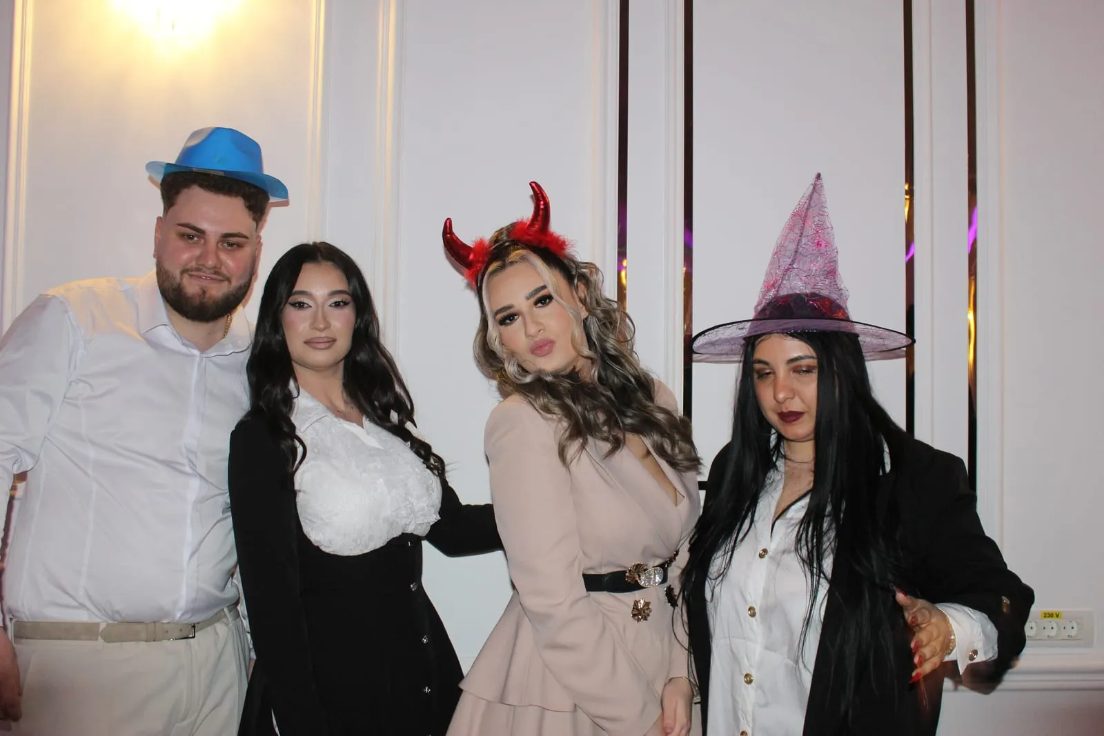 Invitați fotografiați în cabina foto la un eveniment