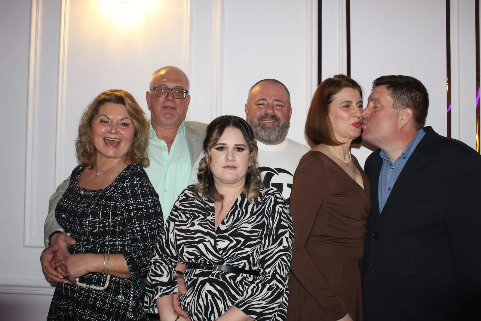 Invitați fotografiați în cabina foto la un eveniment