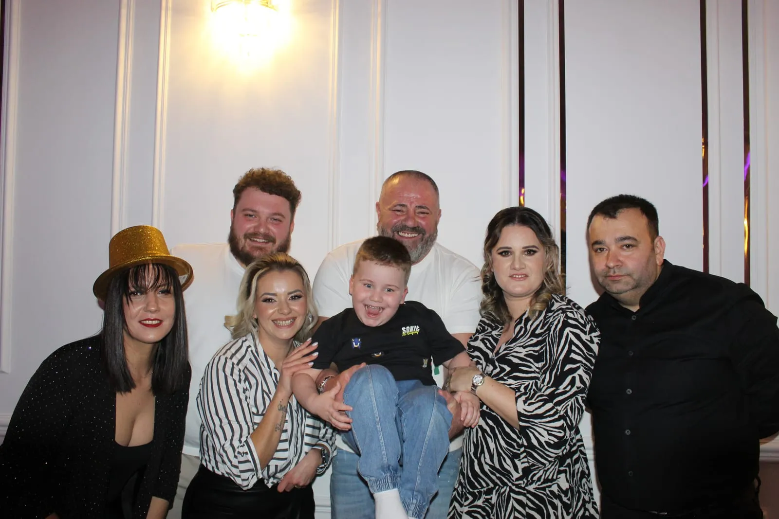 Invitați fotografiați în cabina foto la un eveniment