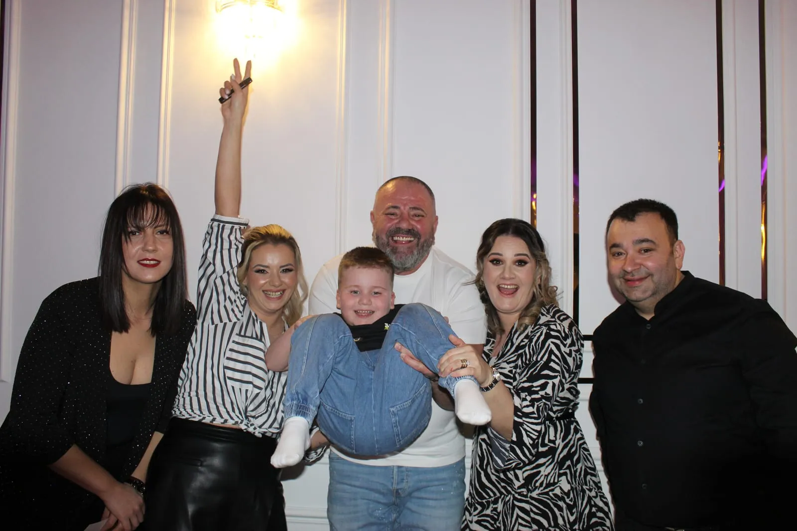 Invitați fotografiați în cabina foto la un eveniment