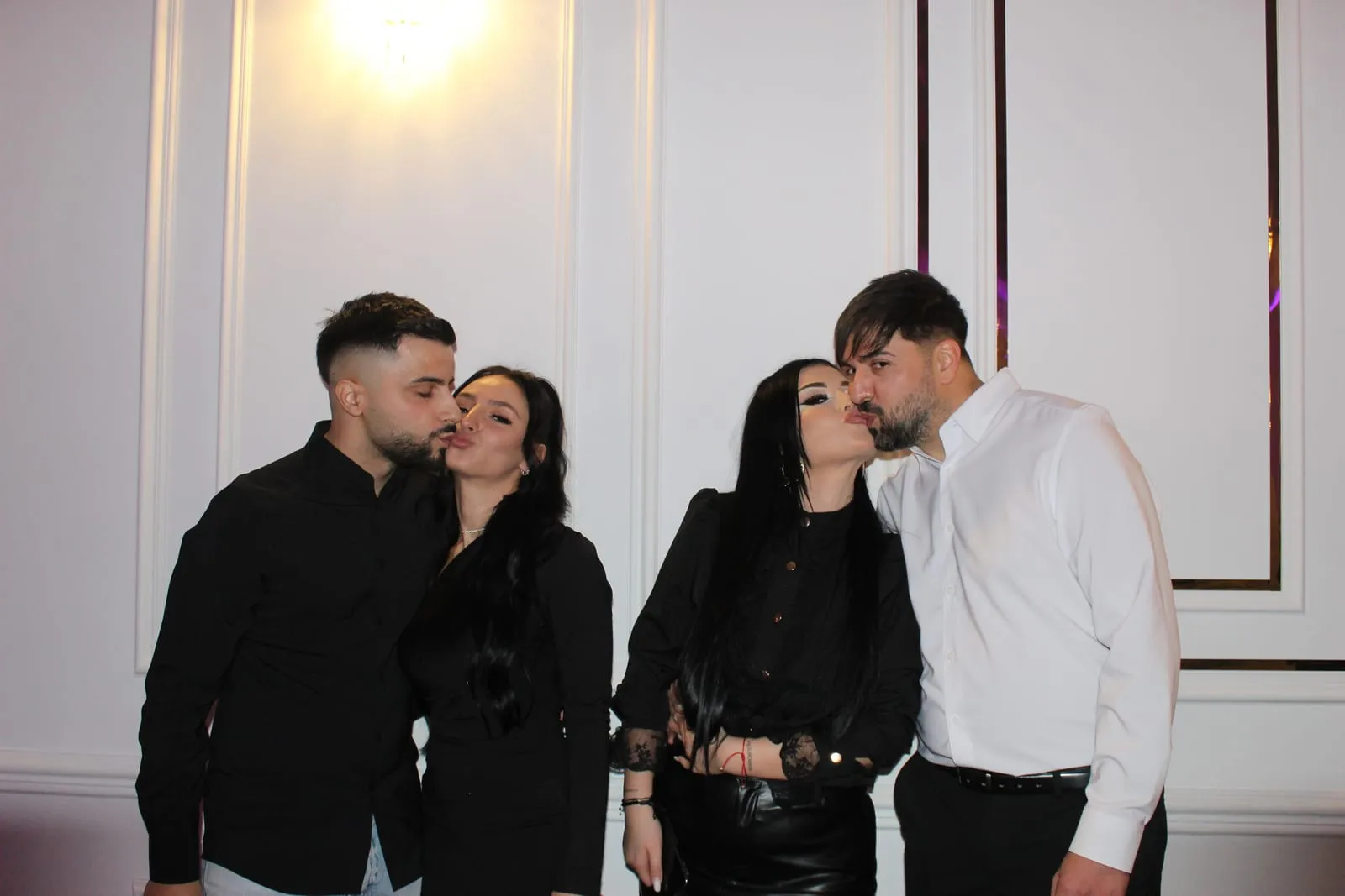 Invitați fotografiați în cabina foto la un eveniment