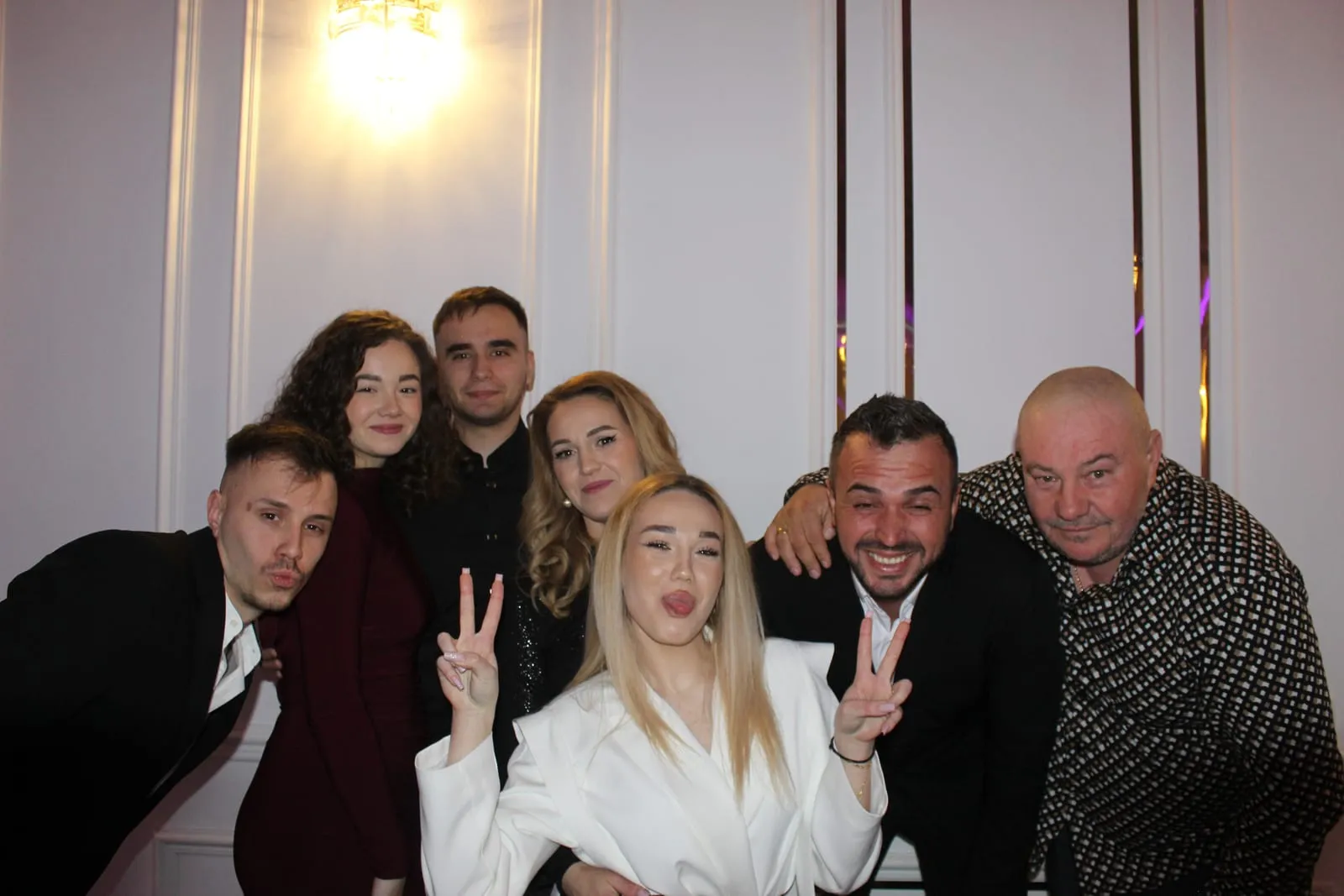 Invitați fotografiați în cabina foto la un eveniment
