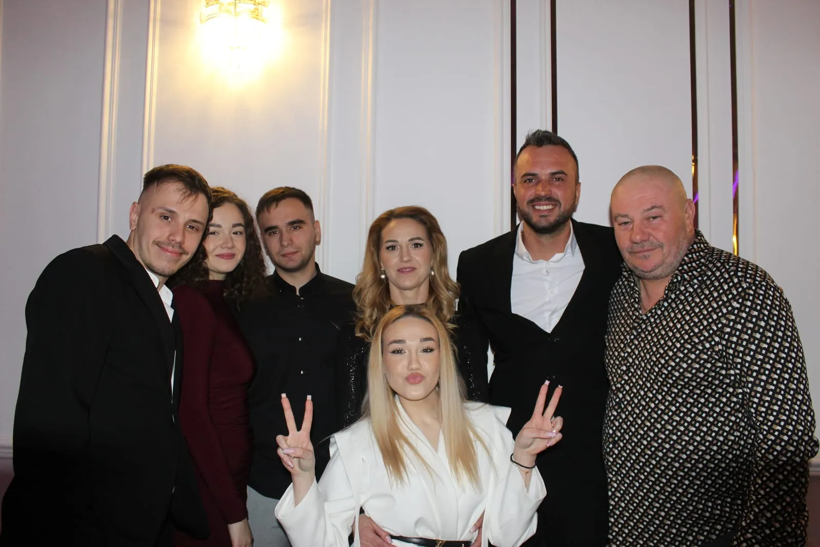 Invitați fotografiați în cabina foto la un eveniment