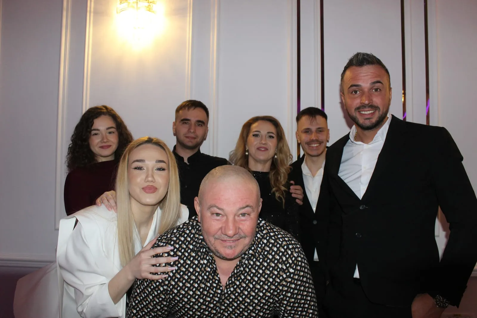 Invitați fotografiați în cabina foto la un eveniment