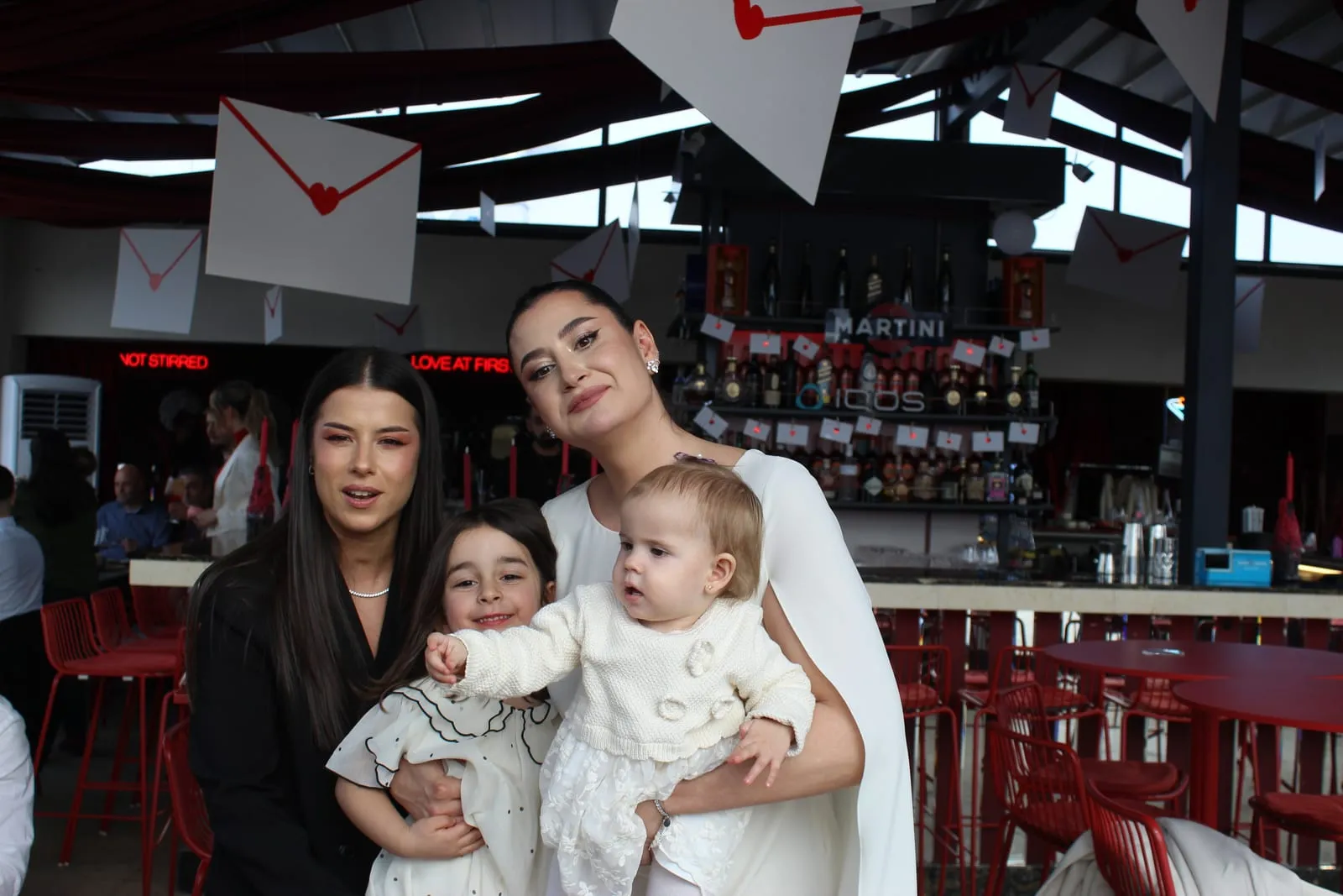 Invitați fotografiați în cabina foto la un eveniment