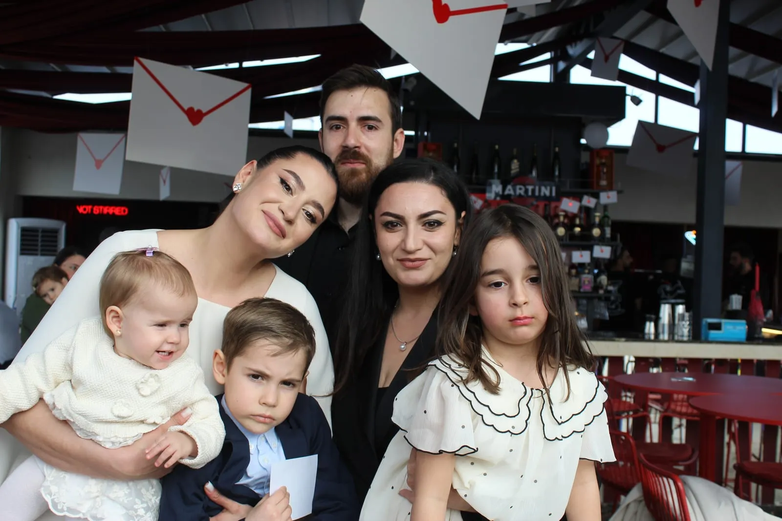 Invitați fotografiați în cabina foto la un eveniment