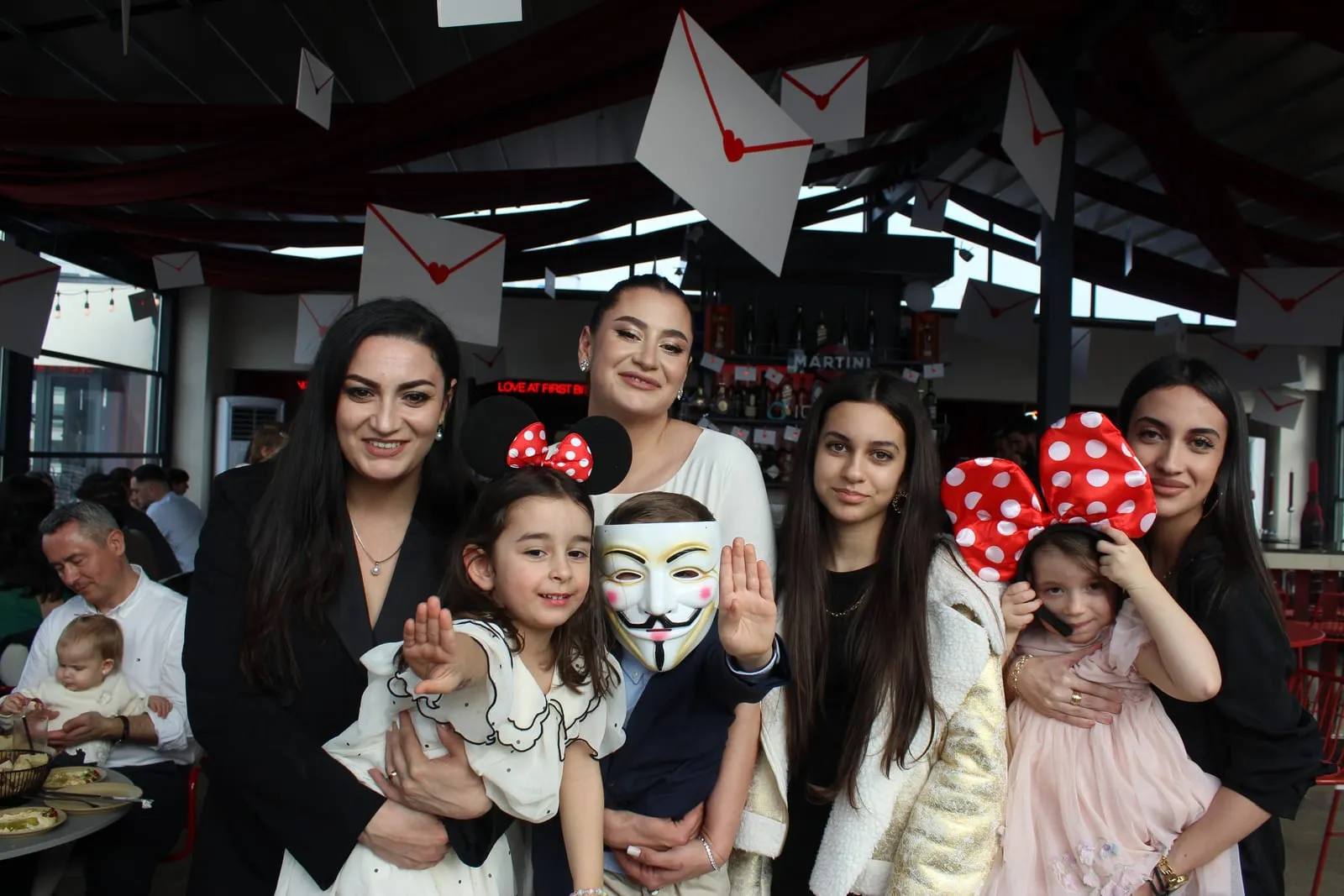 Invitați fotografiați în cabina foto la un eveniment