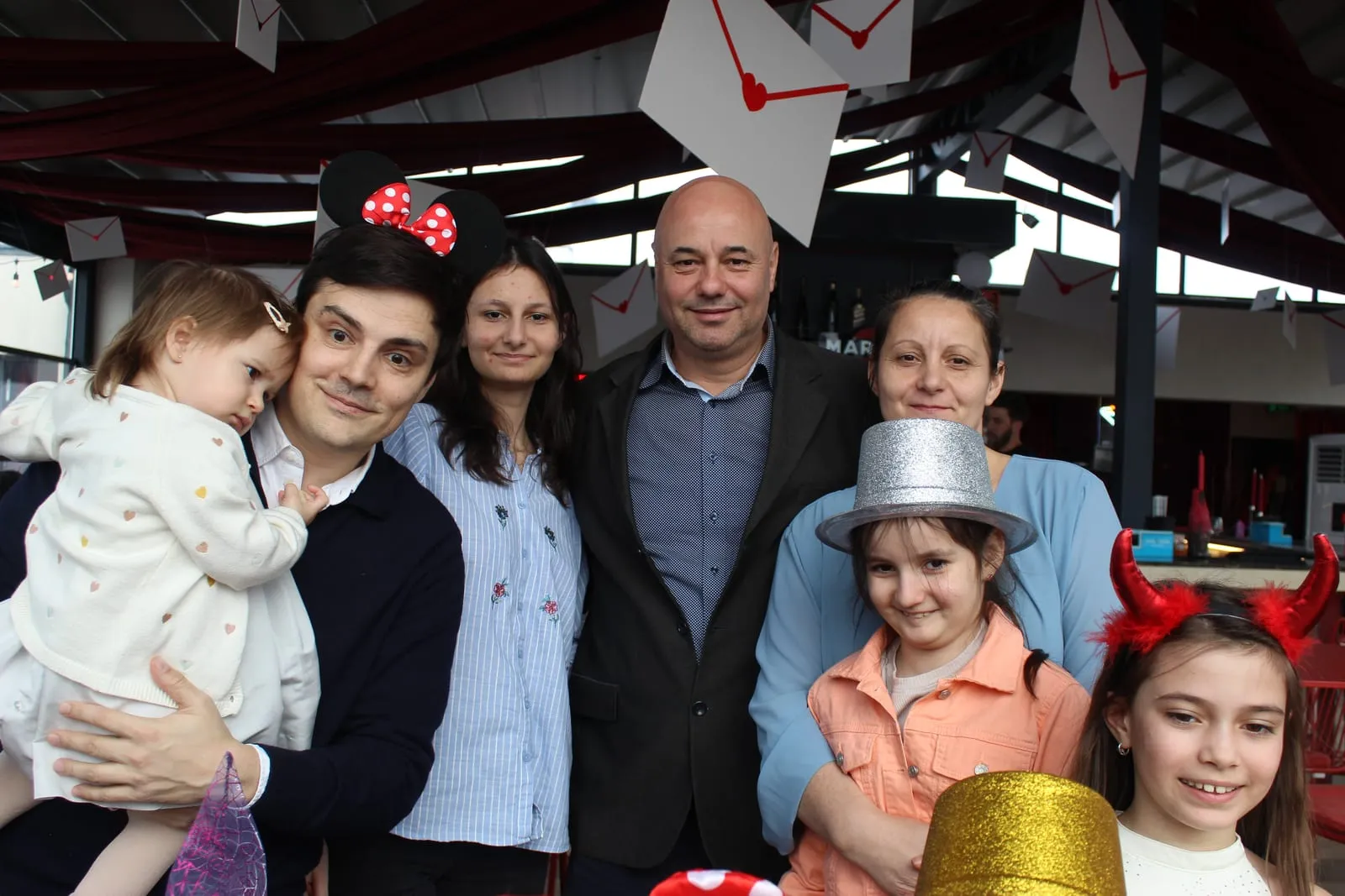 Invitați fotografiați în cabina foto la un eveniment