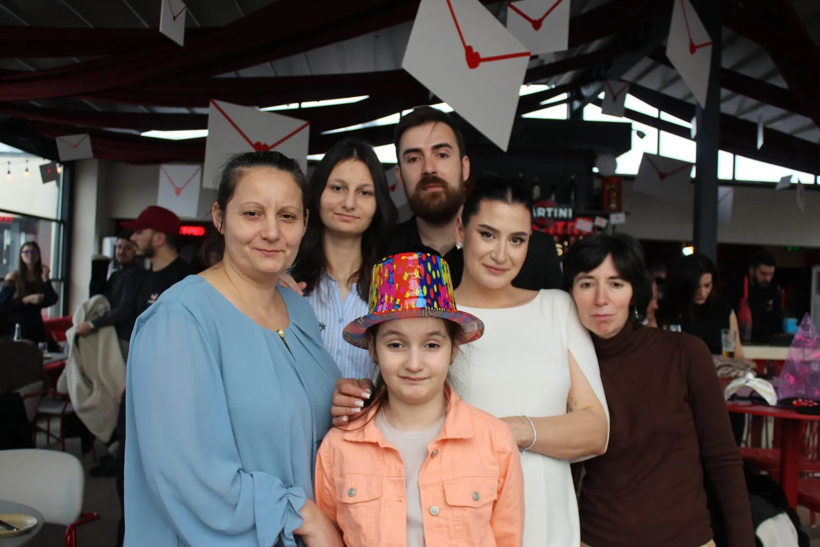 Invitați fotografiați în cabina foto la un eveniment