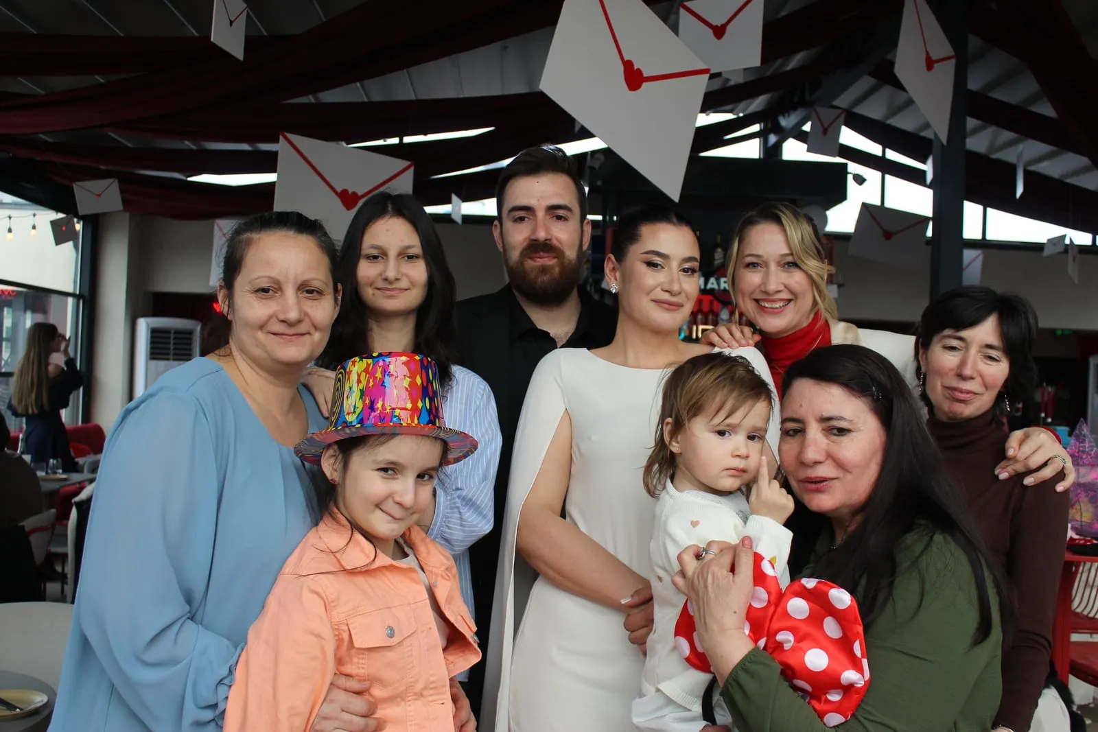Invitați fotografiați în cabina foto la un eveniment