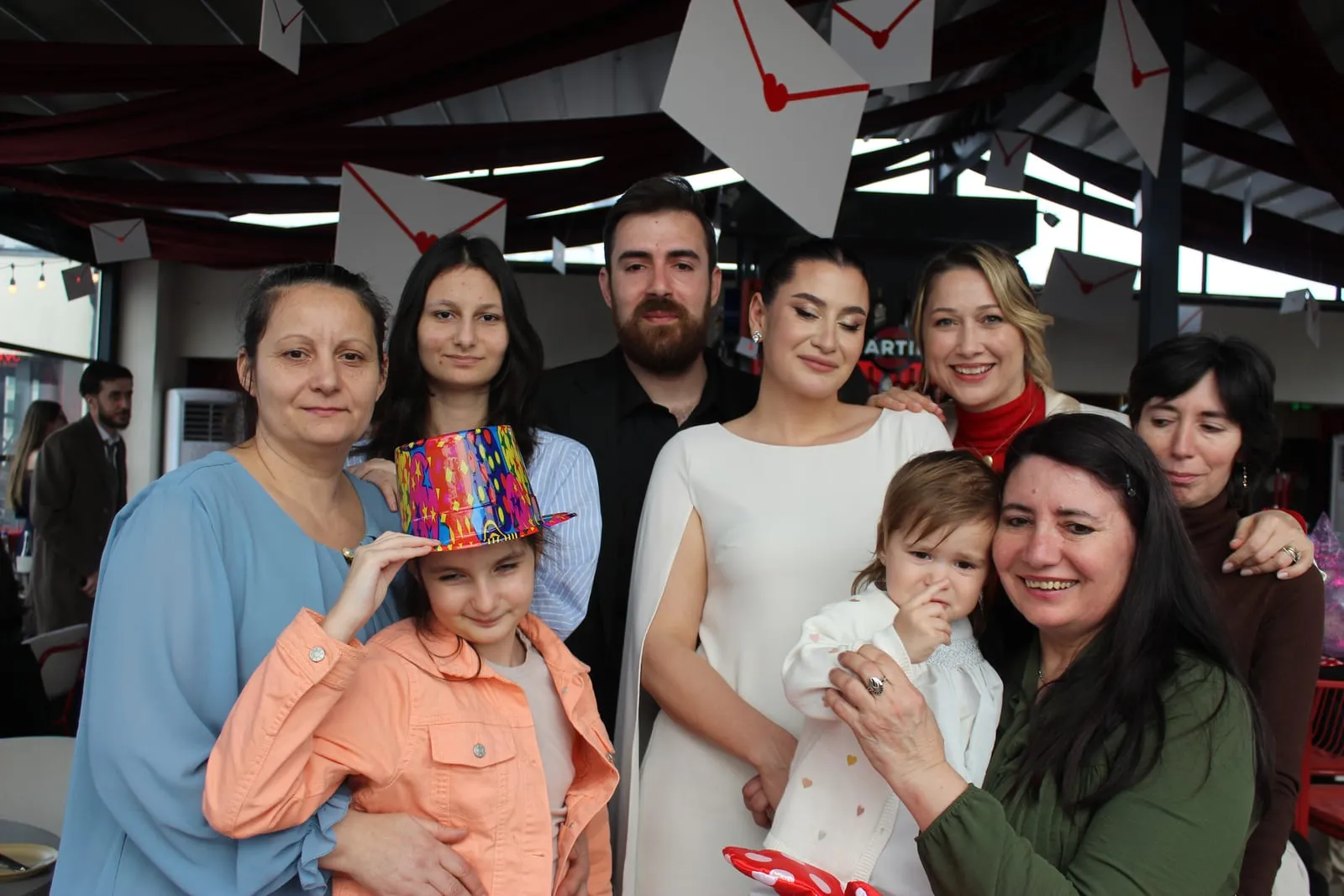 Invitați fotografiați în cabina foto la un eveniment