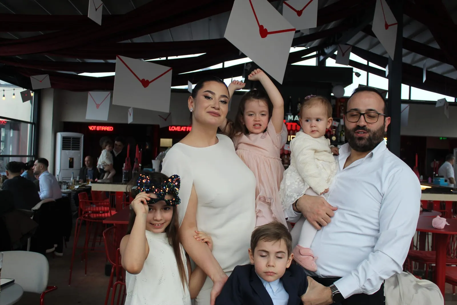 Invitați fotografiați în cabina foto la un eveniment