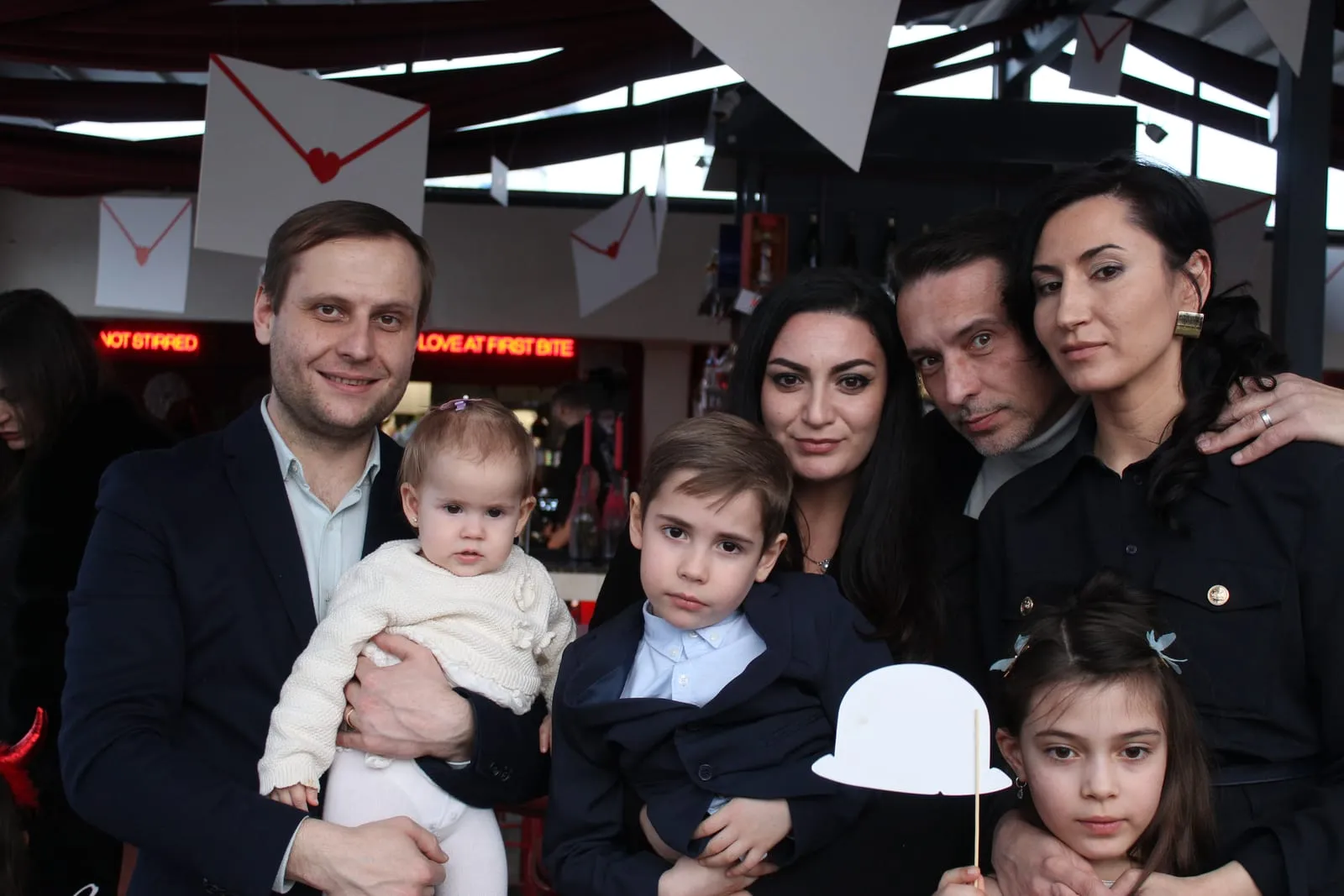Invitați fotografiați în cabina foto la un eveniment